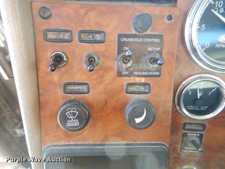 image for item GF9062 2009 Peterbilt 335 tank truck