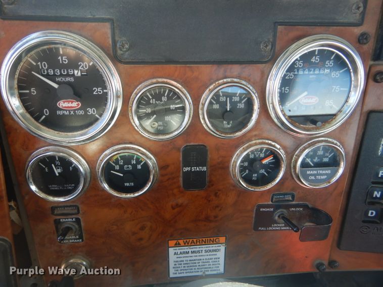 image for item GF9062 2009 Peterbilt 335 tank truck