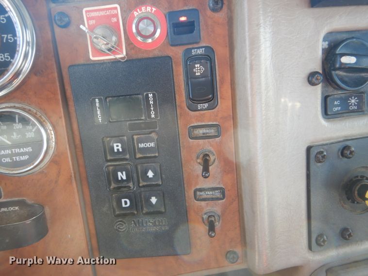 image for item GF9062 2009 Peterbilt 335 tank truck