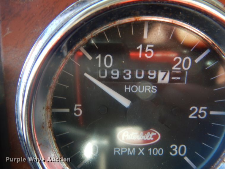 image for item GF9062 2009 Peterbilt 335 tank truck