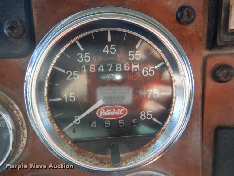 image for item GF9062 2009 Peterbilt 335 tank truck