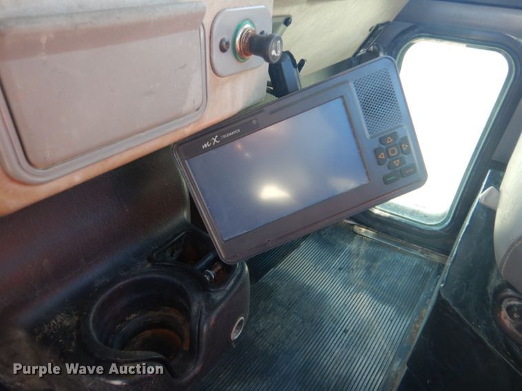 image for item GF9062 2009 Peterbilt 335 tank truck