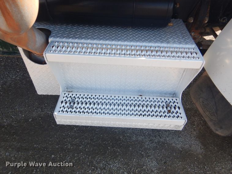 image for item GF9062 2009 Peterbilt 335 tank truck