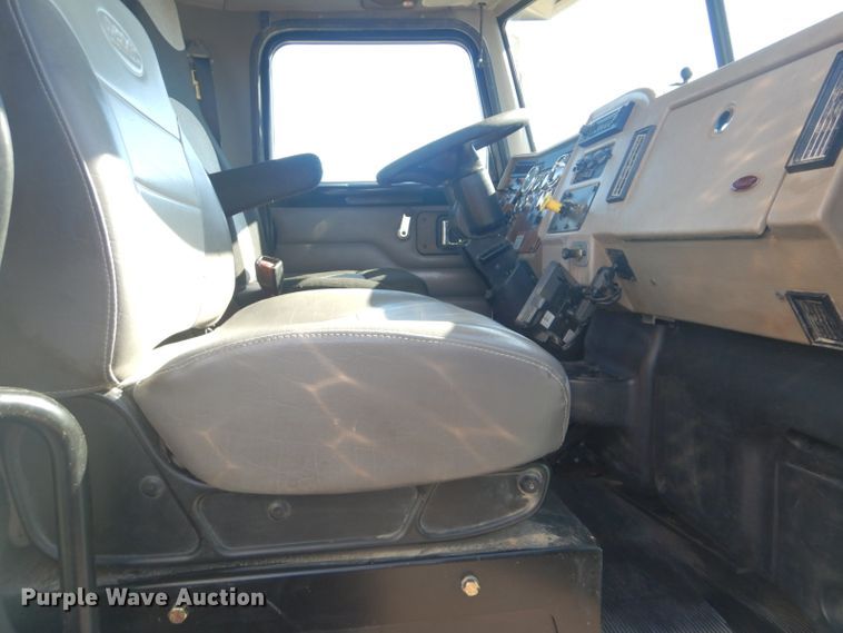 image for item GF9062 2009 Peterbilt 335 tank truck