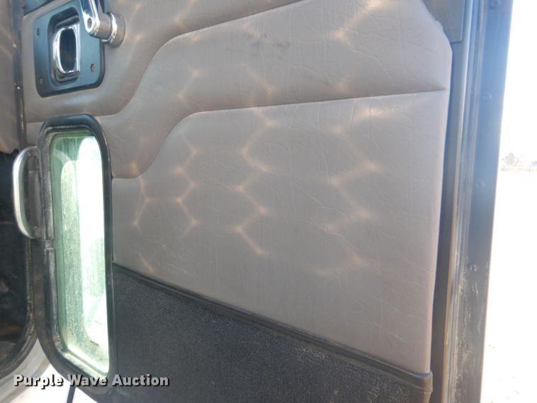 image for item GF9062 2009 Peterbilt 335 tank truck