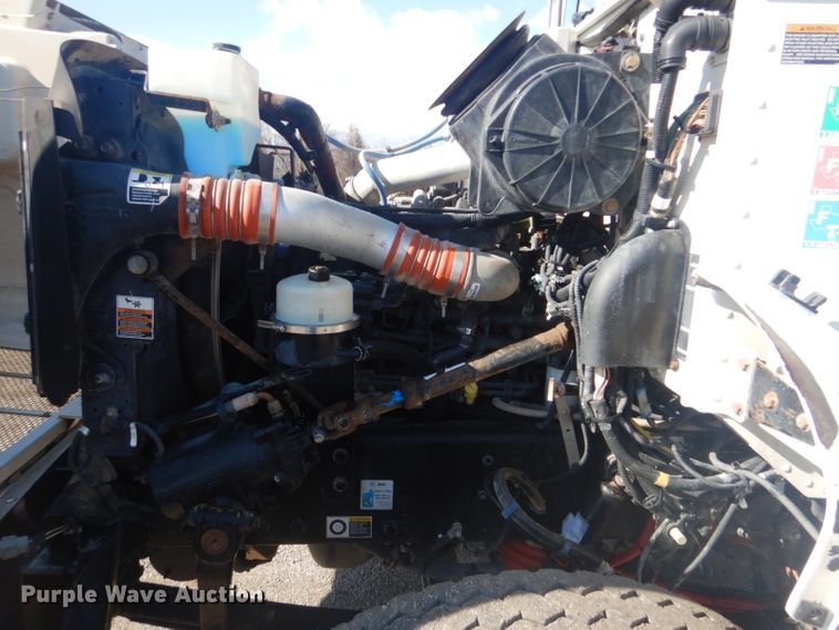 image for item GF9062 2009 Peterbilt 335 tank truck