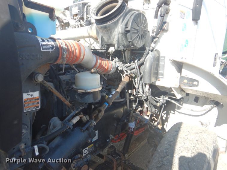 image for item GF9062 2009 Peterbilt 335 tank truck