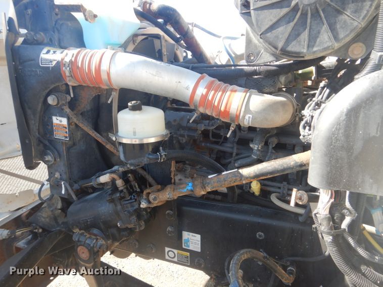 image for item GF9062 2009 Peterbilt 335 tank truck