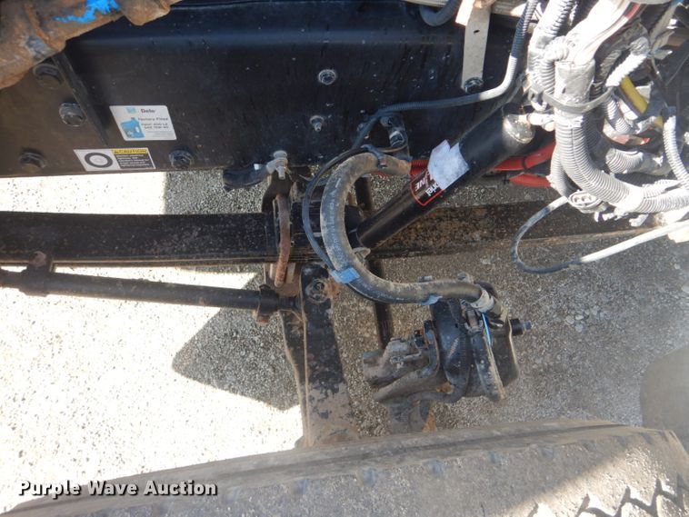 image for item GF9062 2009 Peterbilt 335 tank truck