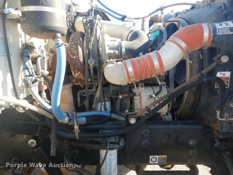 image for item GF9062 2009 Peterbilt 335 tank truck