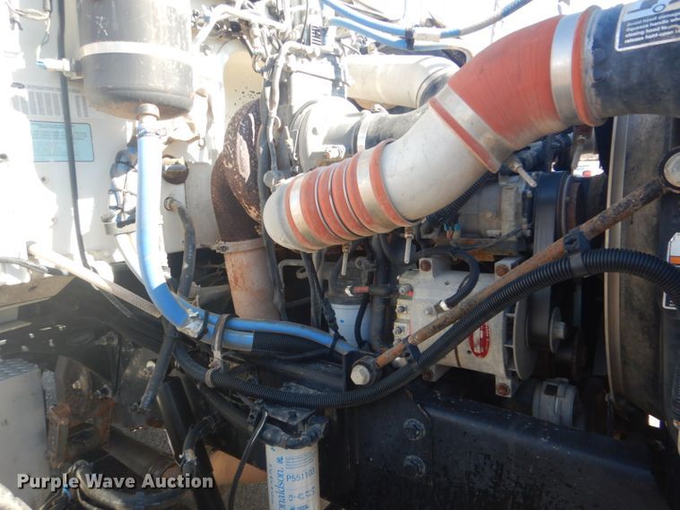 image for item GF9062 2009 Peterbilt 335 tank truck