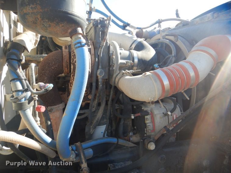 image for item GF9062 2009 Peterbilt 335 tank truck