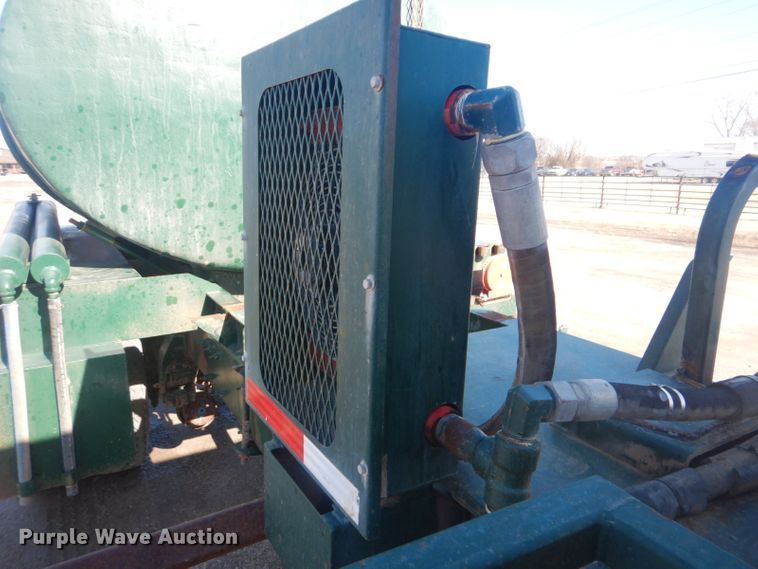 image for item GF9062 2009 Peterbilt 335 tank truck