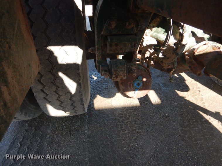 image for item GF9062 2009 Peterbilt 335 tank truck