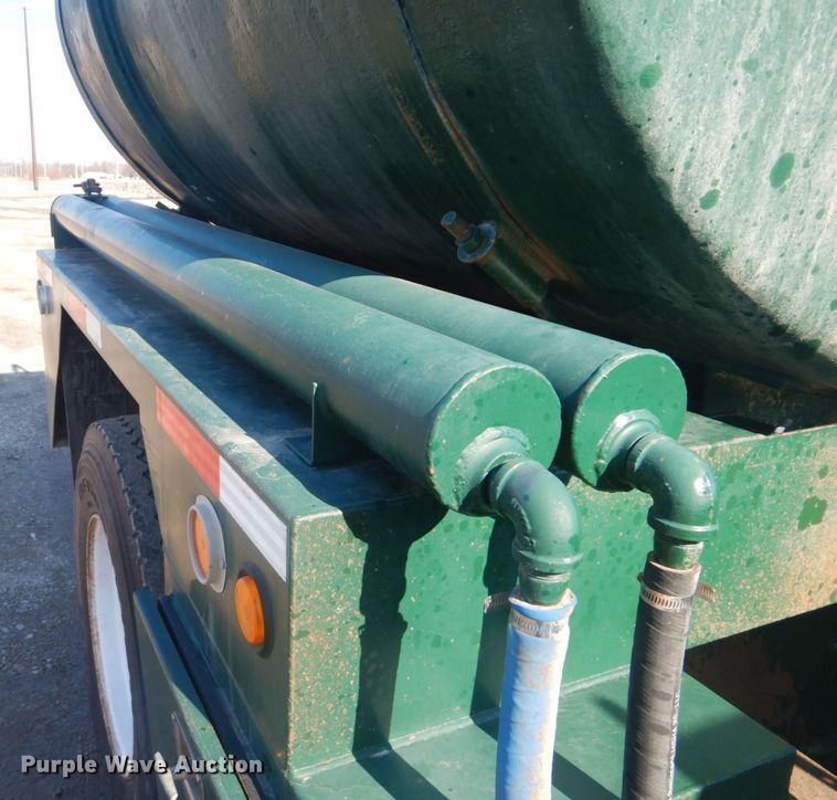 image for item GF9062 2009 Peterbilt 335 tank truck