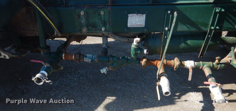 image for item GF9062 2009 Peterbilt 335 tank truck