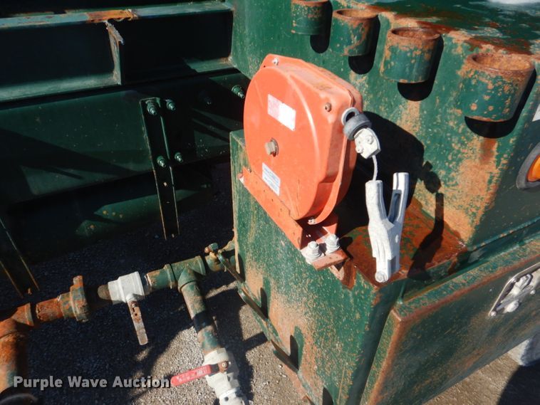 image for item GF9062 2009 Peterbilt 335 tank truck