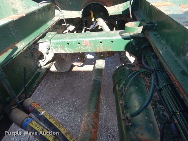 image for item GF9062 2009 Peterbilt 335 tank truck