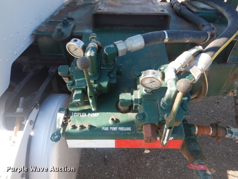 image for item GF9062 2009 Peterbilt 335 tank truck