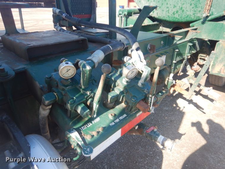 image for item GF9062 2009 Peterbilt 335 tank truck