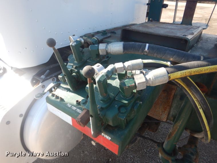 image for item GF9062 2009 Peterbilt 335 tank truck