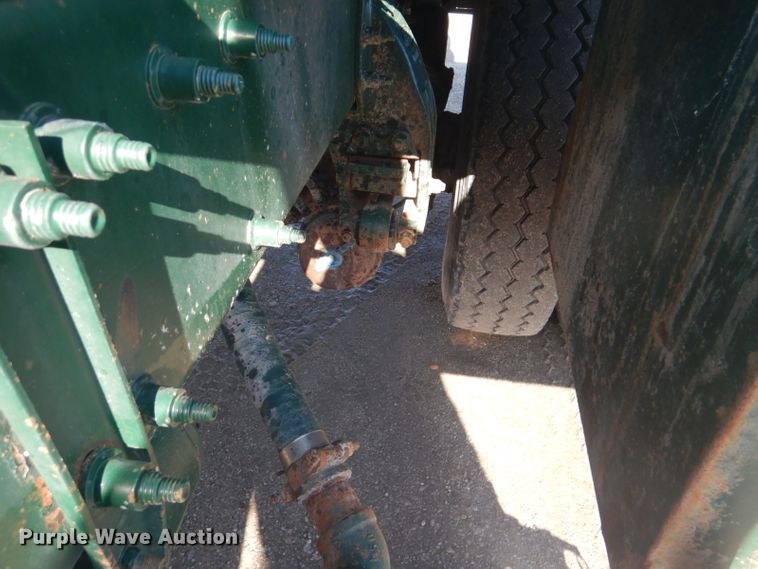 image for item GF9062 2009 Peterbilt 335 tank truck