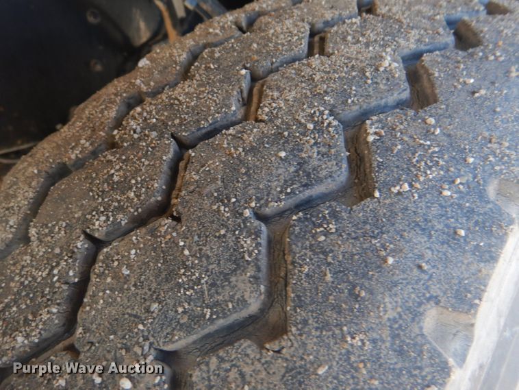 image for item GF9062 2009 Peterbilt 335 tank truck