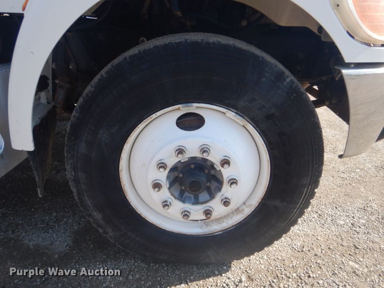 image for item GF9062 2009 Peterbilt 335 tank truck