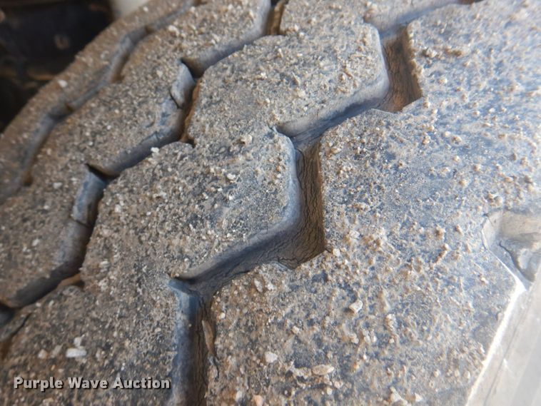 image for item GF9062 2009 Peterbilt 335 tank truck