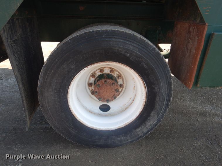 image for item GF9062 2009 Peterbilt 335 tank truck