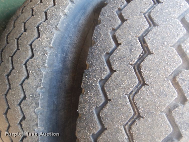 image for item GF9062 2009 Peterbilt 335 tank truck