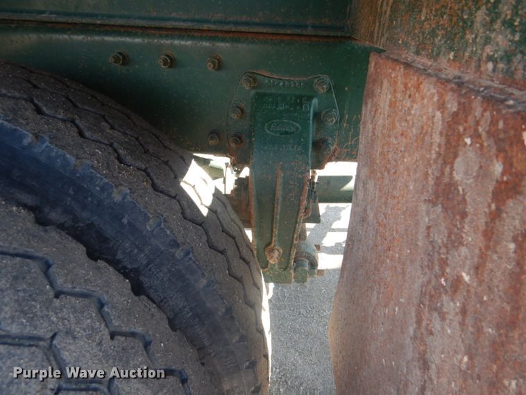 image for item GF9062 2009 Peterbilt 335 tank truck