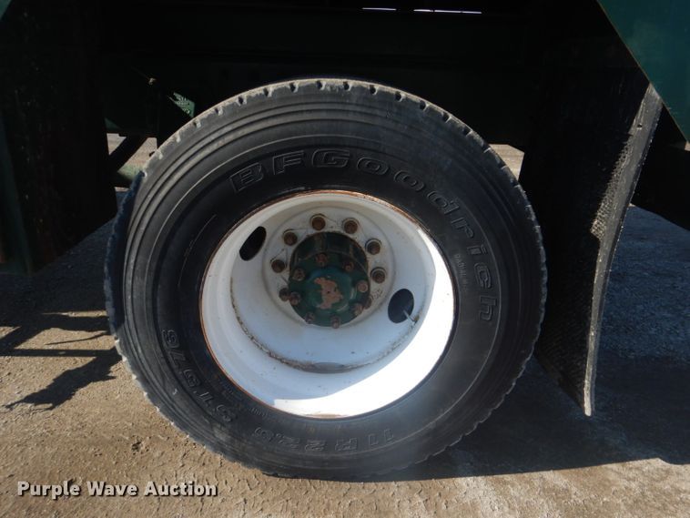 image for item GF9062 2009 Peterbilt 335 tank truck