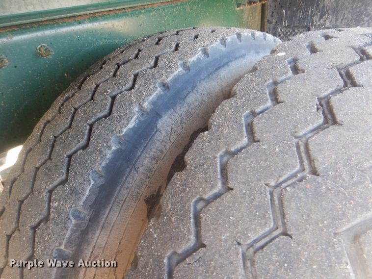 image for item GF9062 2009 Peterbilt 335 tank truck