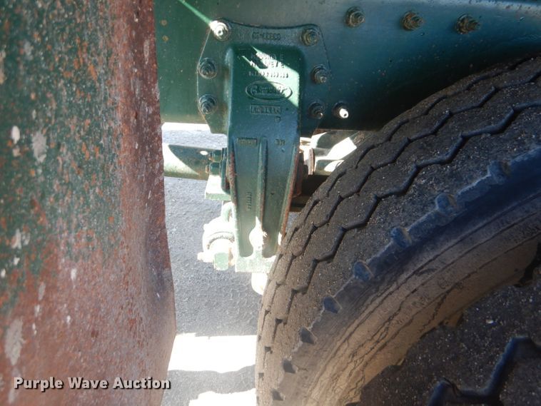 image for item GF9062 2009 Peterbilt 335 tank truck