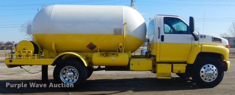 image for item GF9063 2005 Chevrolet C7500 propane truck