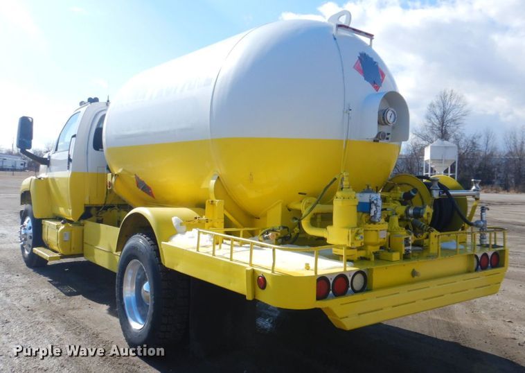 image for item GF9063 2005 Chevrolet C7500 propane truck
