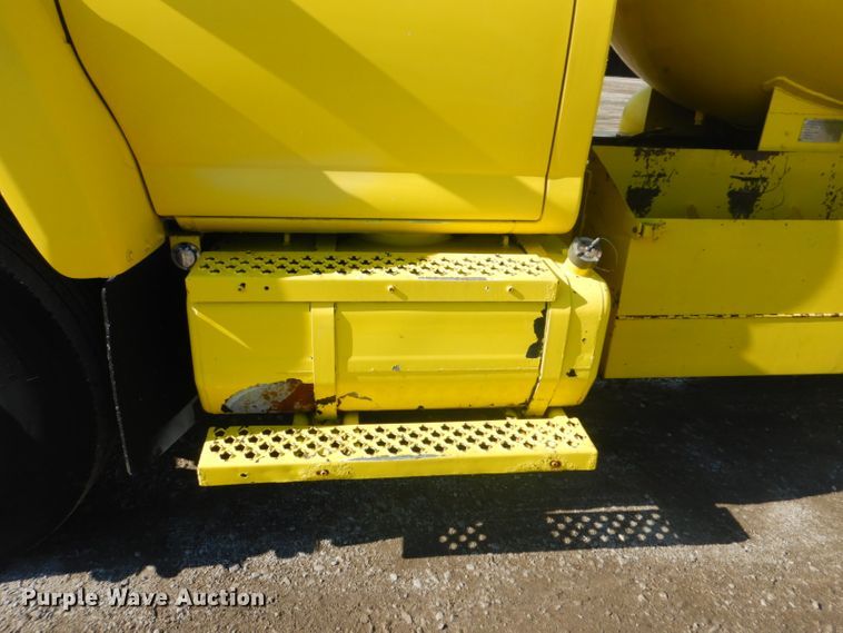 image for item GF9063 2005 Chevrolet C7500 propane truck