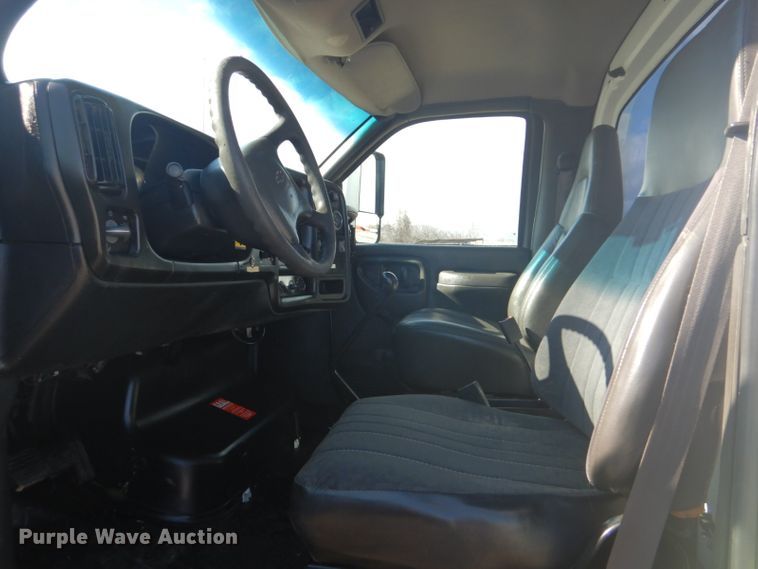 image for item GF9063 2005 Chevrolet C7500 propane truck