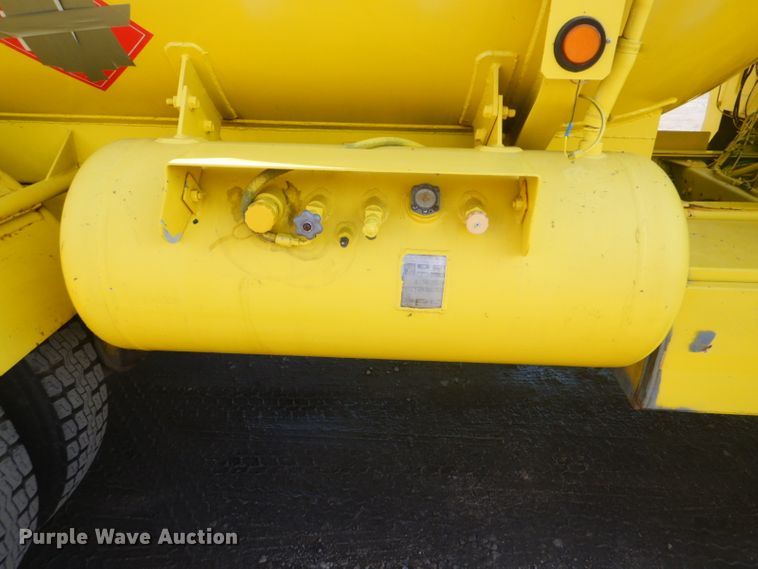 image for item GF9063 2005 Chevrolet C7500 propane truck