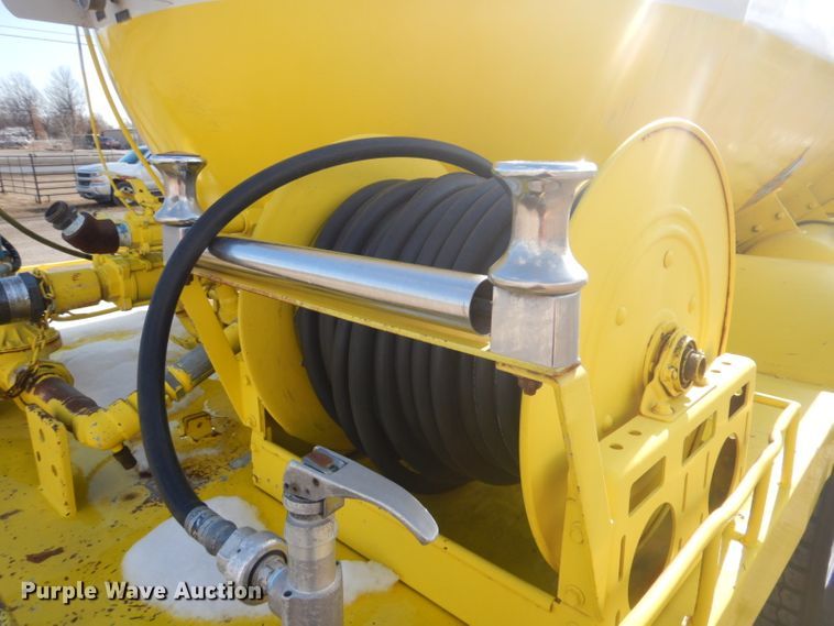 image for item GF9063 2005 Chevrolet C7500 propane truck