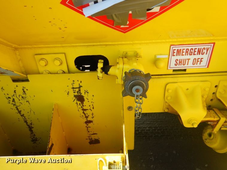 image for item GF9063 2005 Chevrolet C7500 propane truck