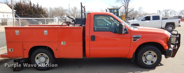 image for item DE4415 2009 Ford F250 Super Duty utility bed pickup truck