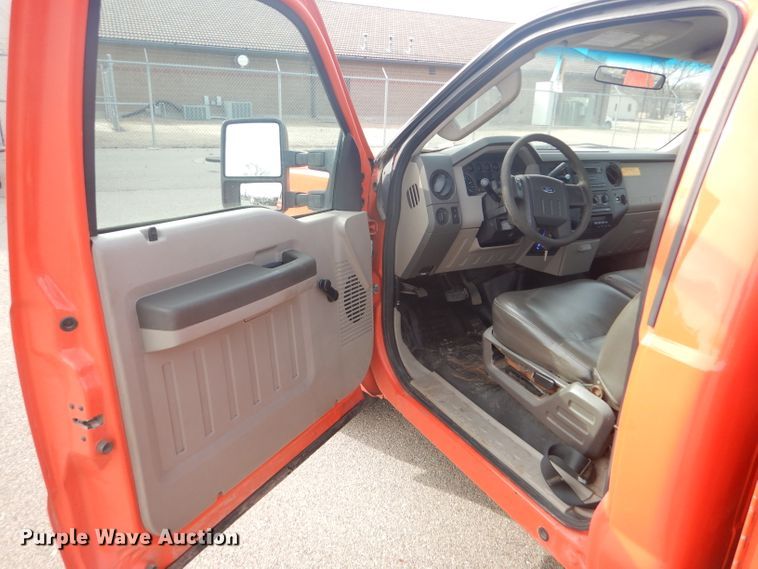 image for item DE4416 2009 Ford F250 Super Duty utility bed pickup truck