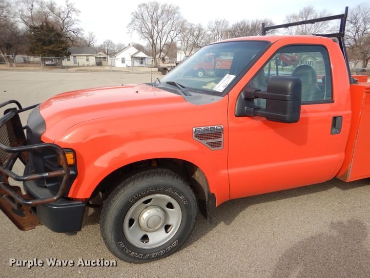 image for item DE4416 2009 Ford F250 Super Duty utility bed pickup truck