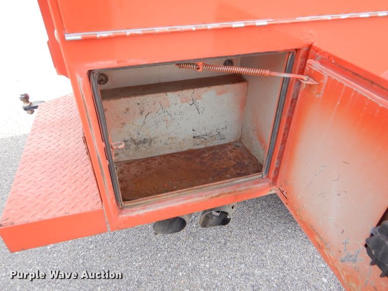 image for item DE4416 2009 Ford F250 Super Duty utility bed pickup truck