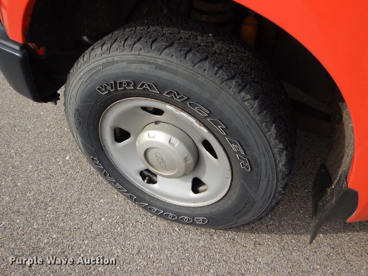 image for item DE4416 2009 Ford F250 Super Duty utility bed pickup truck