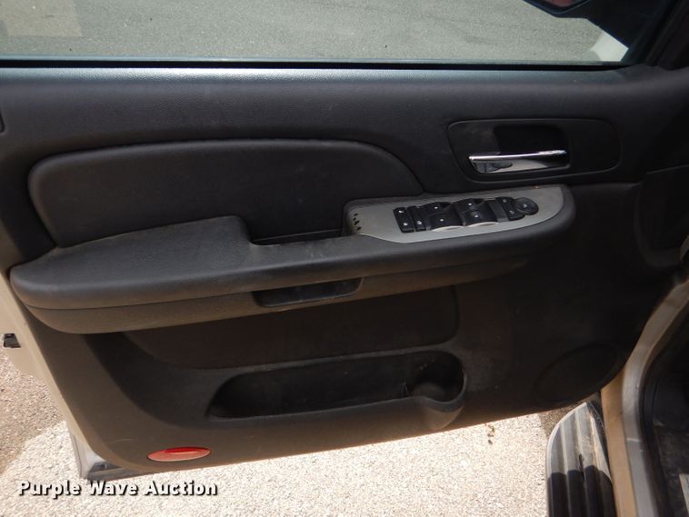 image for item DE4417 2008 Chevrolet Suburban 2500 SUV