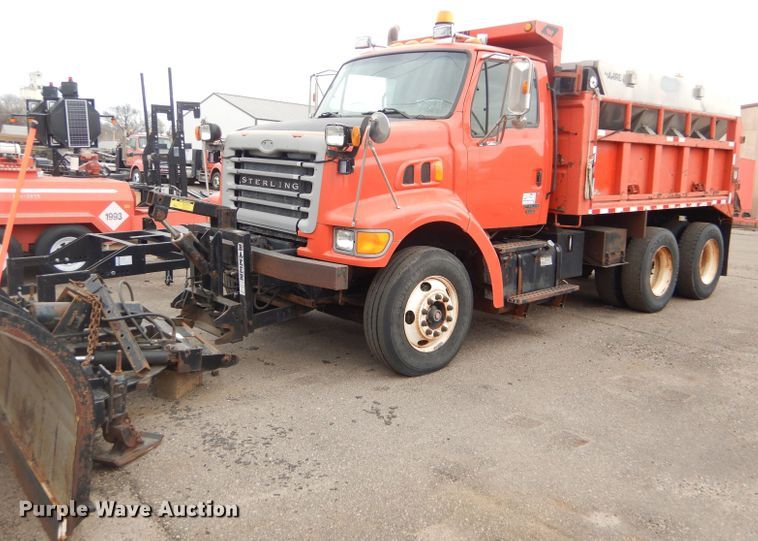image for item DE4425 2001 Sterling LT7501 dump truck