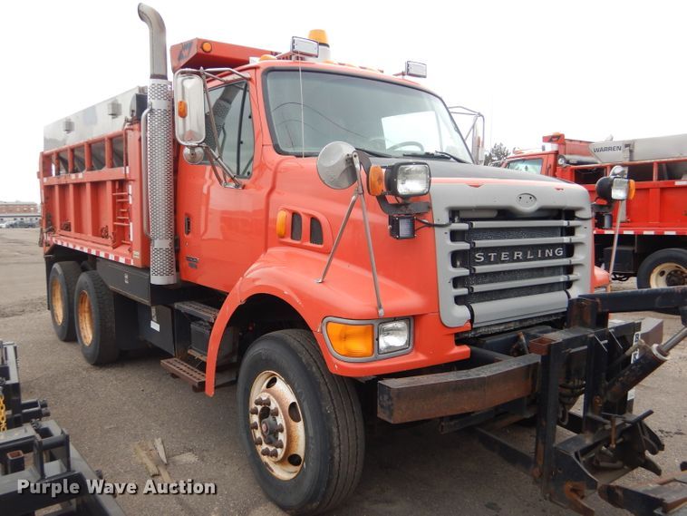 image for item DE4425 2001 Sterling LT7501 dump truck